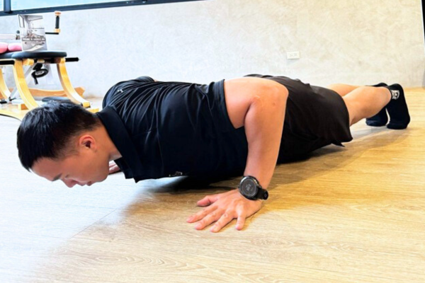 伏地挺身也能變爆胸招式？