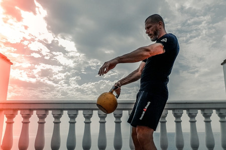 壺鈴訓練的男生