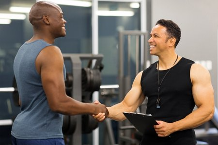 健身教練與客戶握手