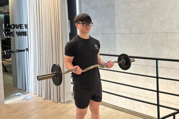 W槓二頭彎舉:不壓手腕的新手必練動作