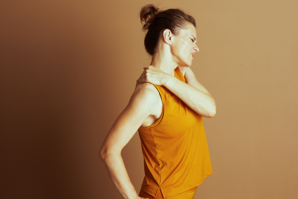 強化背部旋轉肌群，改善駝背與含胸