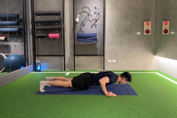 等長伏地挺身停留:強化胸肩與手臂穩定