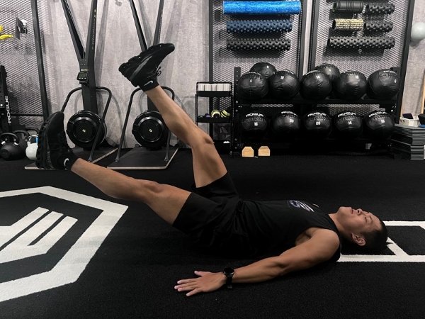 核心訓練交叉抬腿（Cross Crunch）20 次