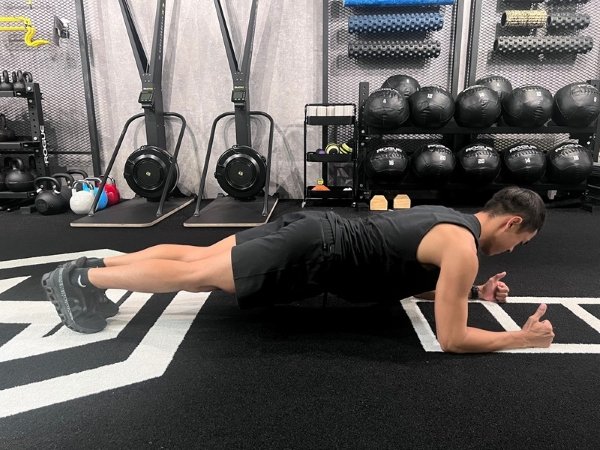 核心訓練棒式（Plank）30 秒