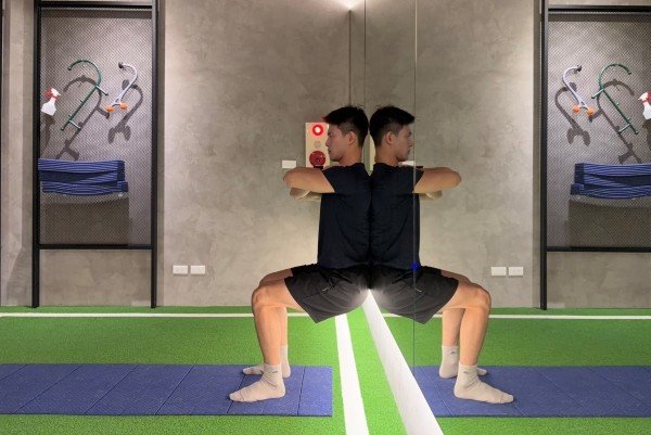 靠牆靜蹲:訓練大腿與膝關節穩定