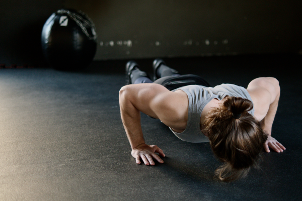 伏地挺身重點不是「幾下」，而是你做到「接近力竭」了嗎？