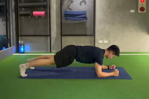 平板支撐:建立整體核心張力