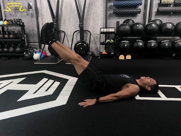 HIIT 核心訓練仰臥抬腿交替 30 秒