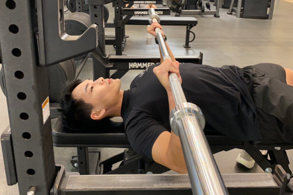 平板槓鈴臥推|分解教學與發力細節